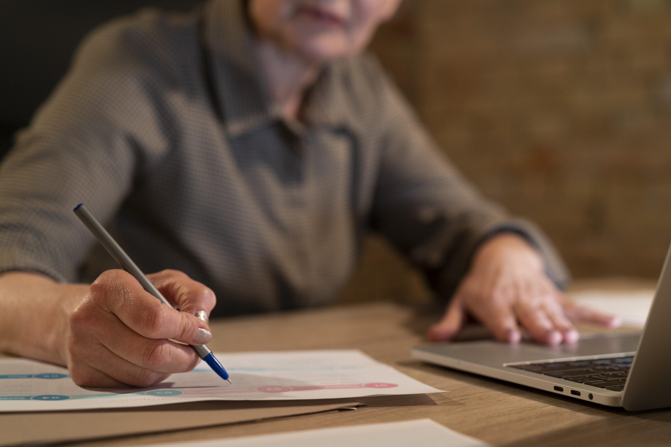 Professional working at a desk. Image by Freepik.