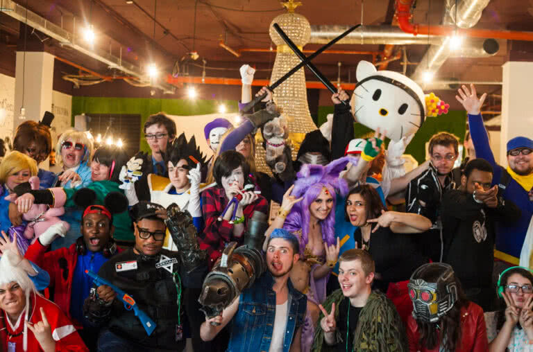 cosplayers-at-gamepad omnichannel